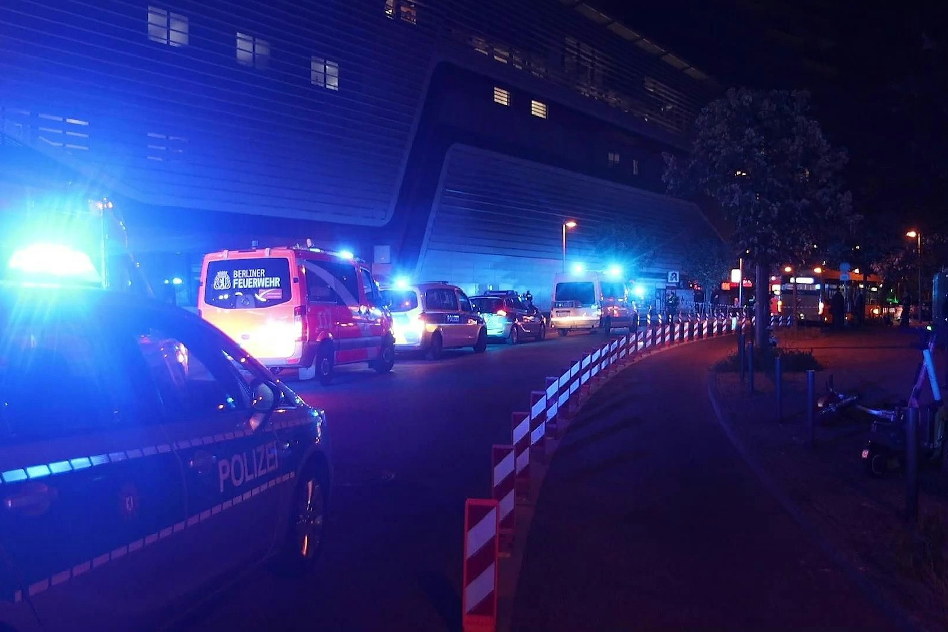 Dutzende Einsatzfahrzeuge von Polizei und Feuerwehr waren nach dem Scorpions-Konzert zum Einsatz geeilt.