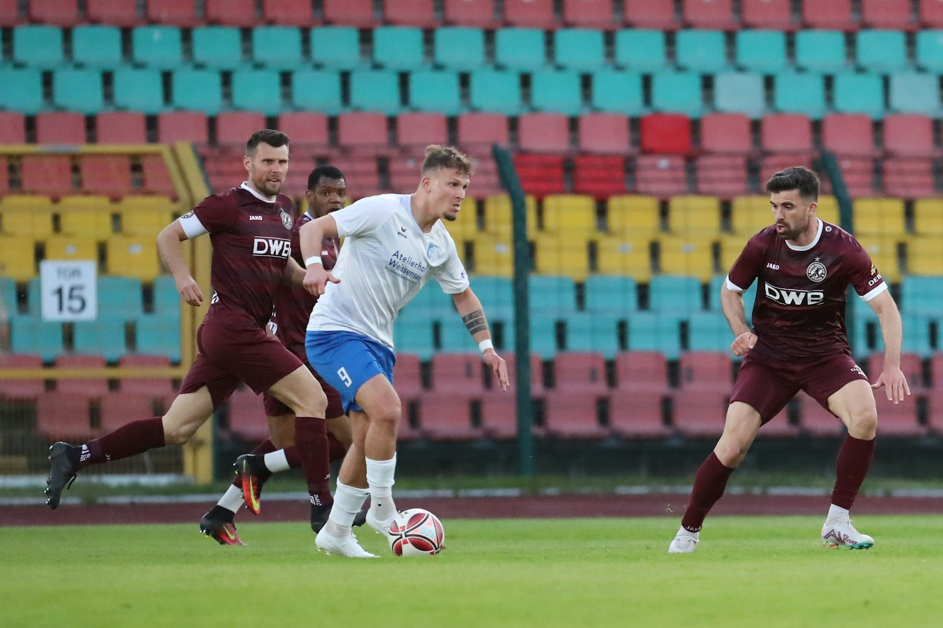 Tugay Uzan (M.), hier attackiert von Niklas Brandt und David Haider, wechselt von der VSG Altglienicke zum BFC Dynamo.