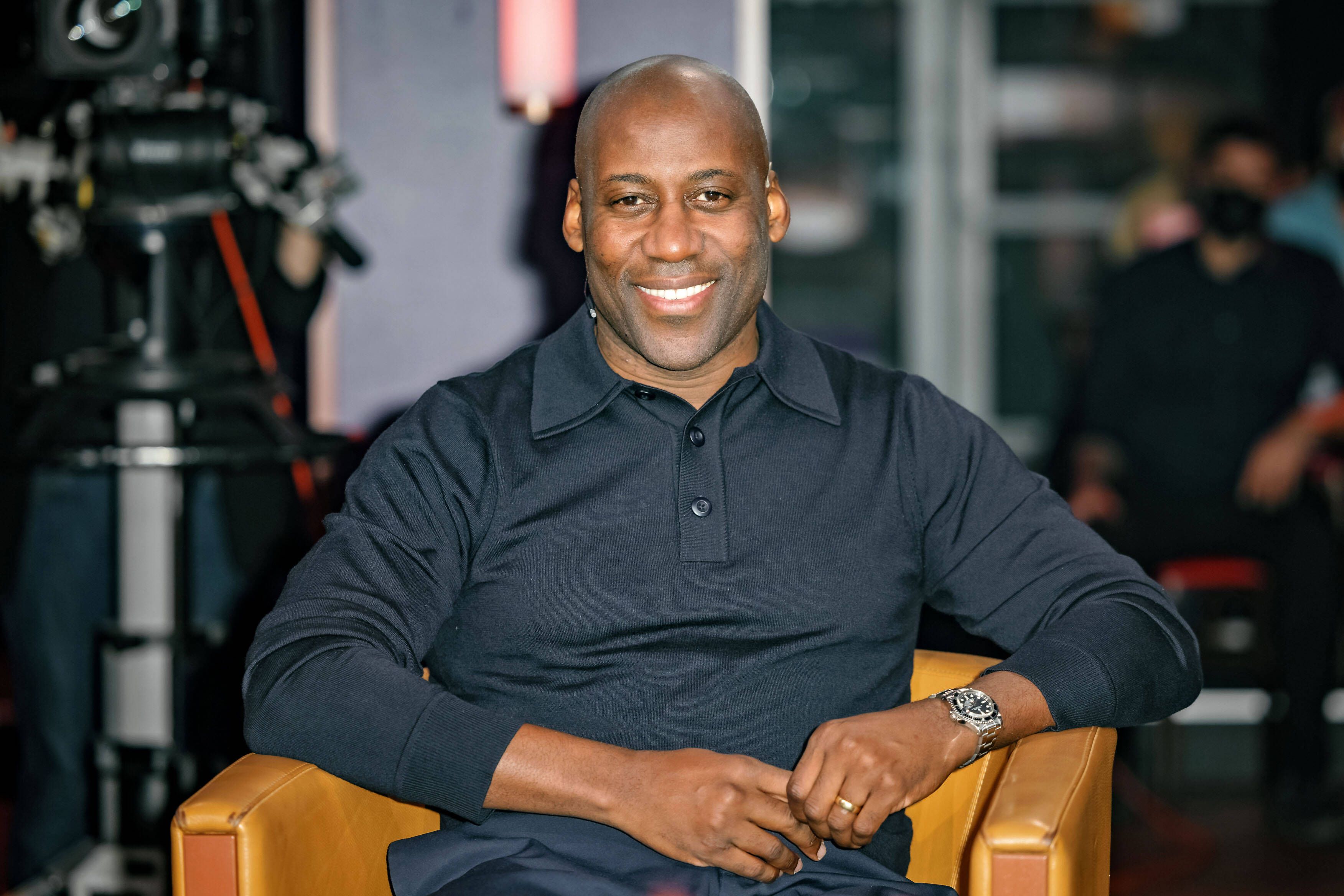 Stilkritik: Der Kultursenator Joe Chialo verblüfft mit körpernaher Kleidung, Sneakern und Rolex