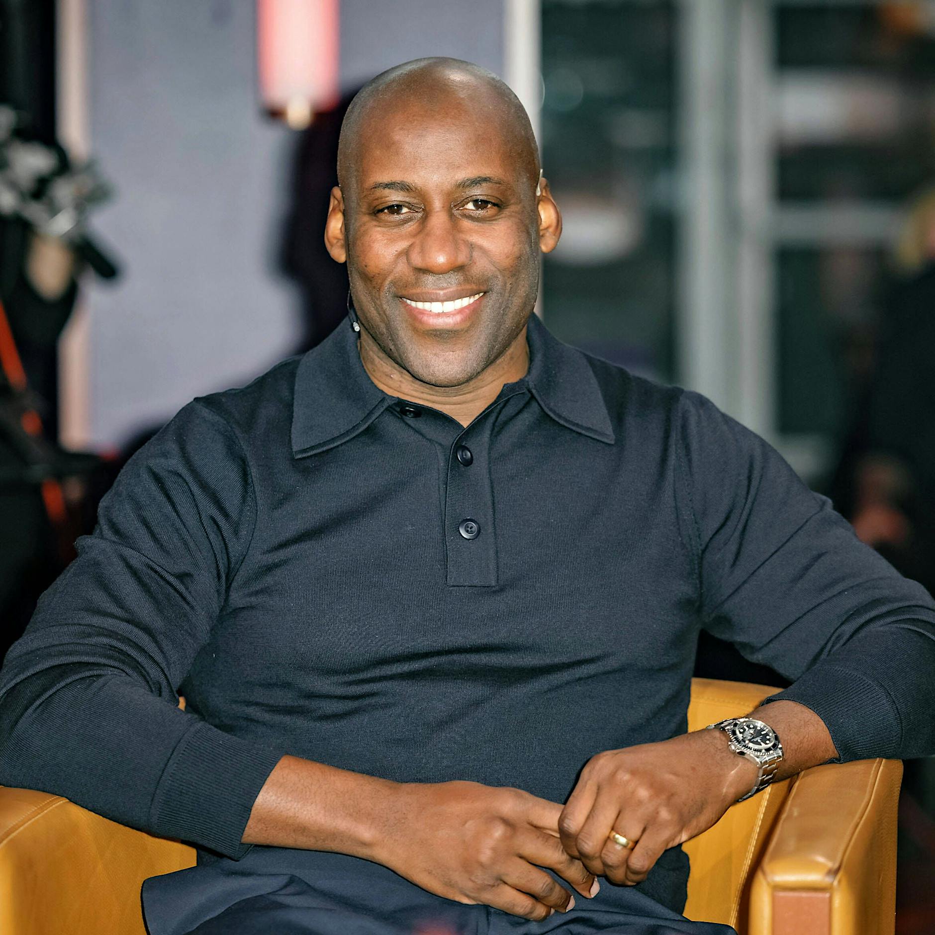 Stilkritik: Der Kultursenator Joe Chialo verblüfft mit körpernaher Kleidung, Sneakern und Rolex