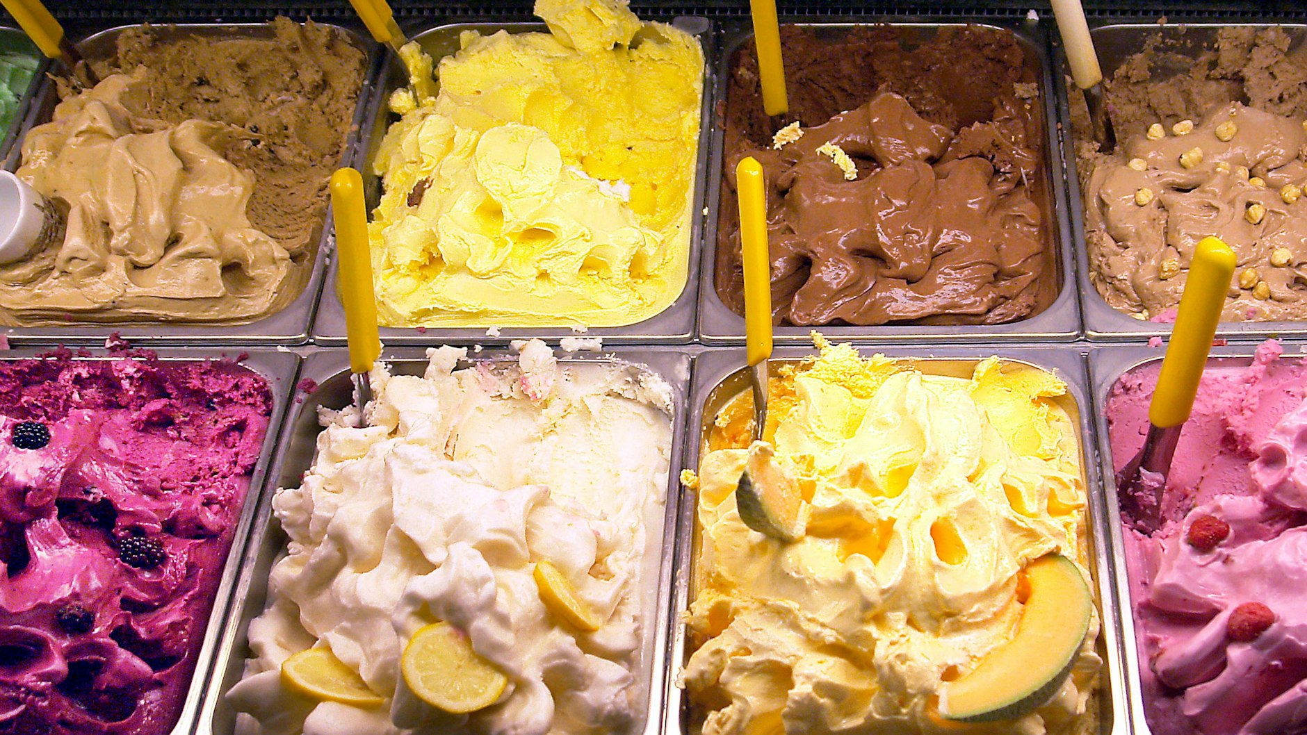 Die Auswahl in den Eisdielen ist heute sehr vielfältig, meist ist mit dem Angebot auch die Qualität gestiegen. Gute Zutaten kosten Geld, auch das macht die Kugel Eis teurer.&nbsp; &nbsp;