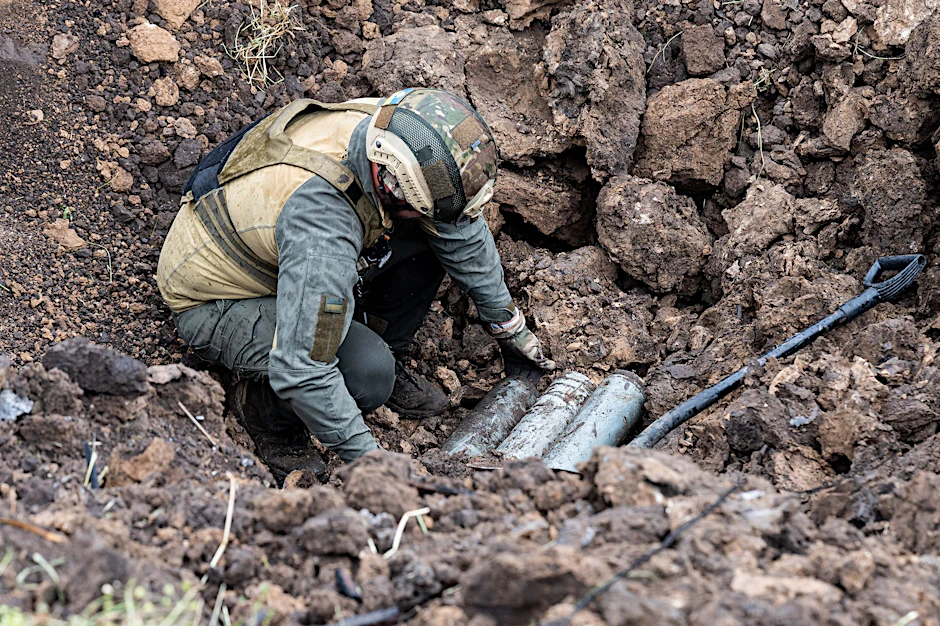 Nicht explodierte, mutmaßlich russische Munition, sol zerstört werden.  ia ZUMA Press Wire/dpa