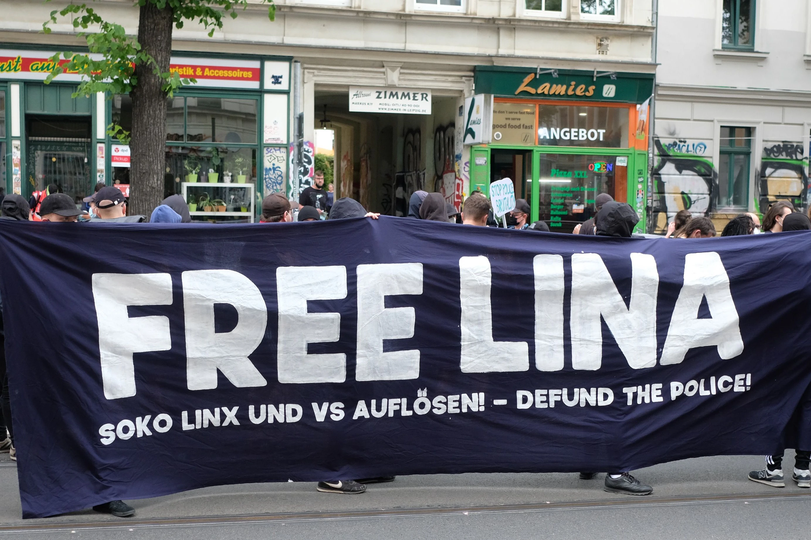 Leipzig: Teilnehmer einer linken Demonstration versammeln sich im Stadtteil Connewitz und tragen ein Transparent mit der Aufschrift „Free Lina“. Ende Mai wird das Urteil gesprochen.