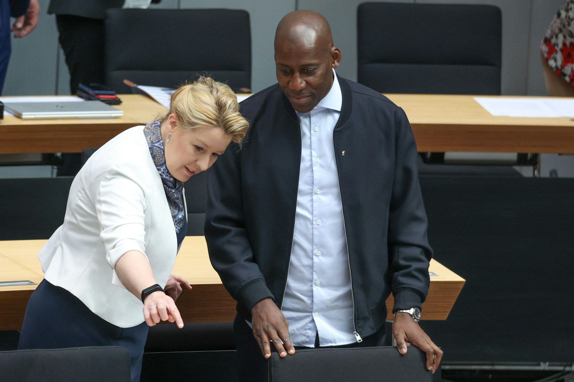 Franziska Giffey und Joe Chialo bei einer Plenarsitzung des Berliner Abgeordnetenhauses. Chialo trägt zum hellblauen Businesshemd sein dunkelblaues Wollblouson. Gute Wahl!