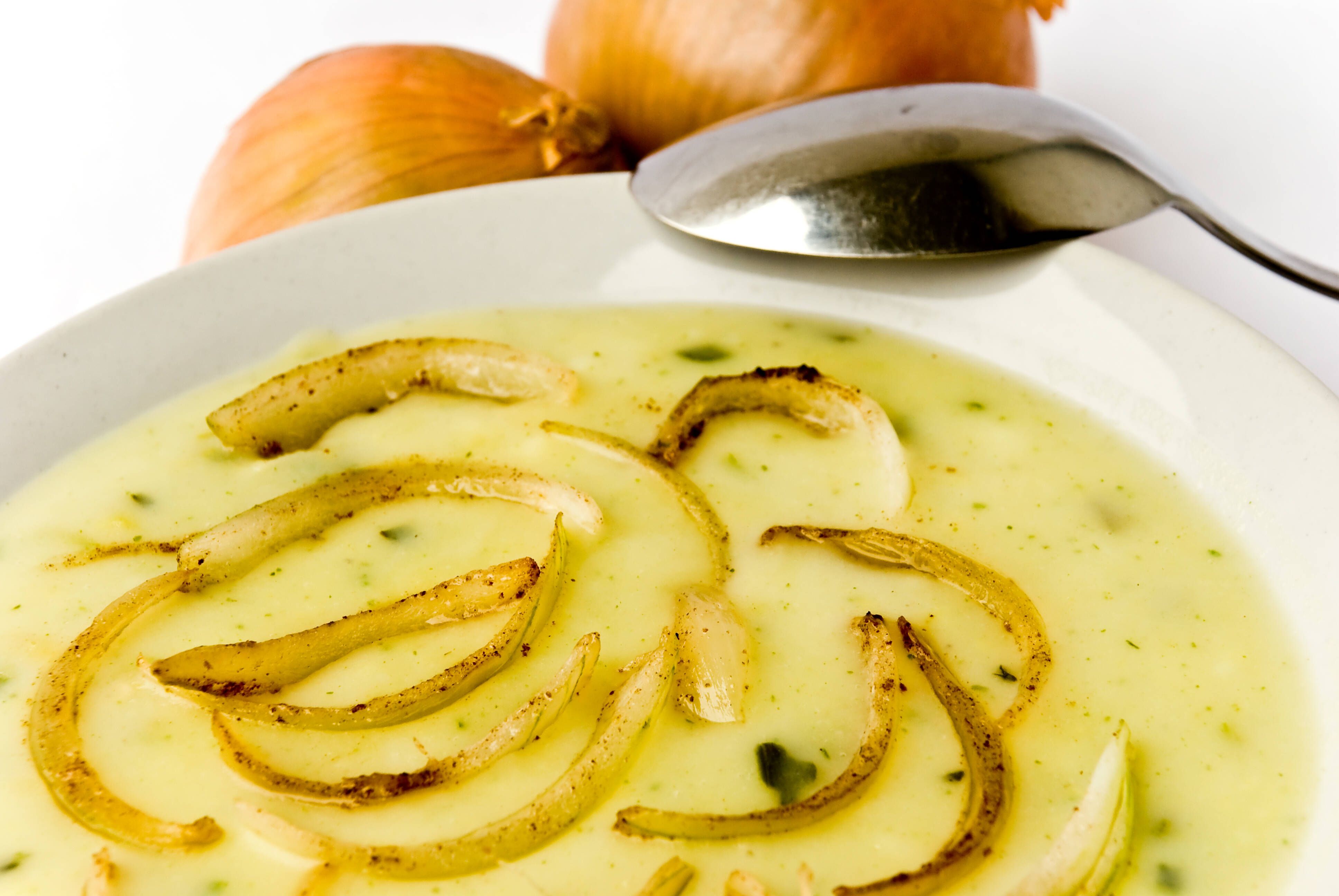 Image - Deftig und lecker: Probieren Sie diesen Drei-Zwiebeltopf mit Bratwurstklößchen