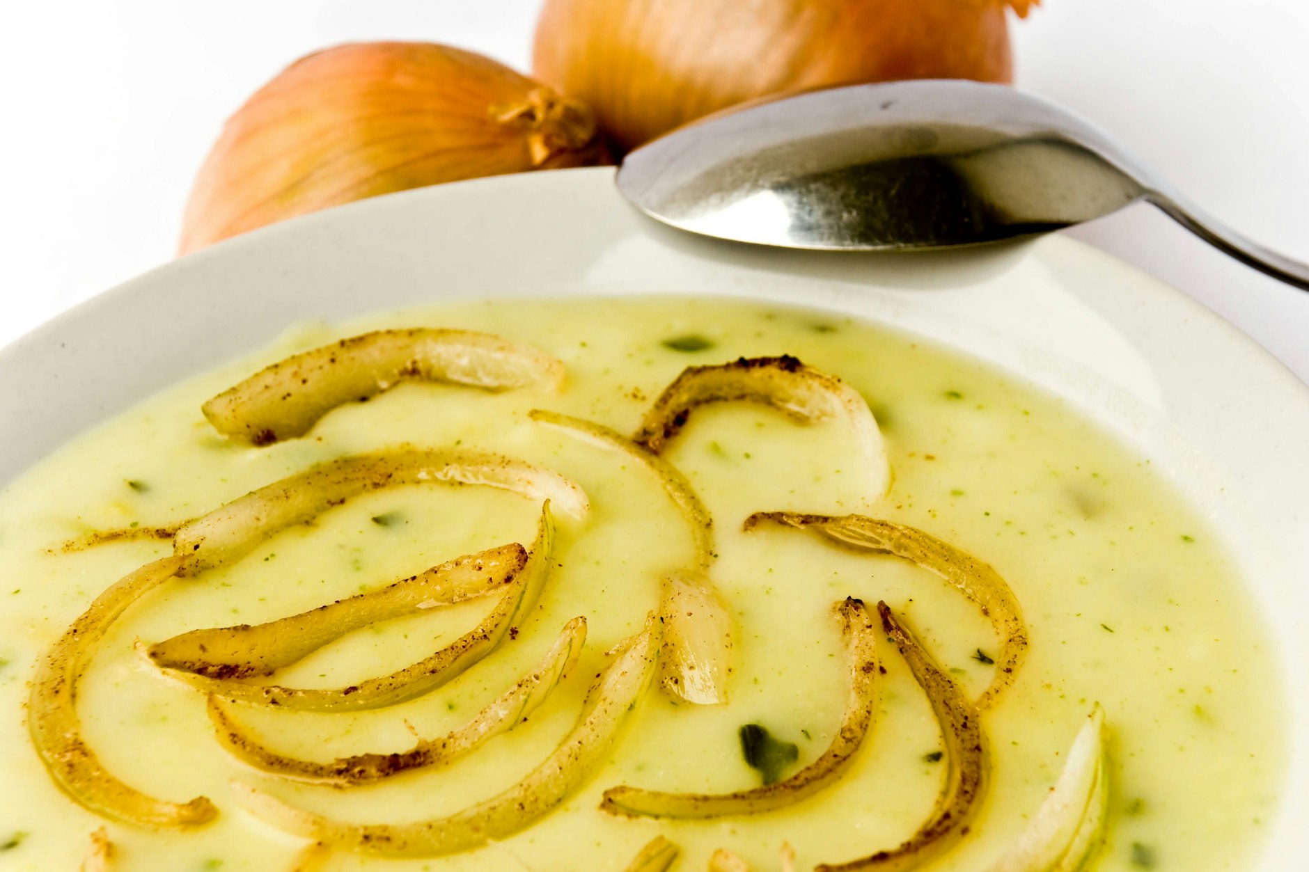 Diese Zwiebelsuppe ist ohne Klößchen angerichtet. Mit den besonderen Bratwurstklößchen wird der Drei-Zwiebeltopf noch deftiger.&nbsp;