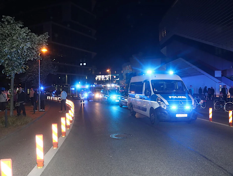 Einsatzfahrzeuge am Unfallort.