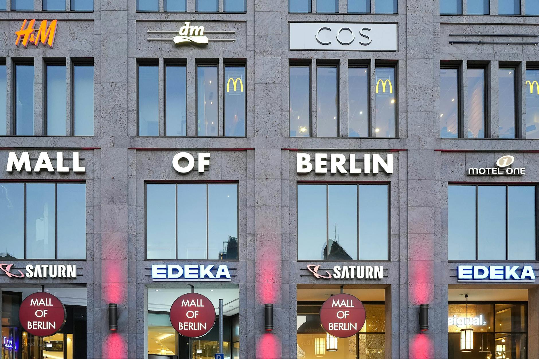 Serviervorschlag – wie jene der Mall of Berlin könnte bald auch die Fassade des Heizkraftwerks erstrahlen.