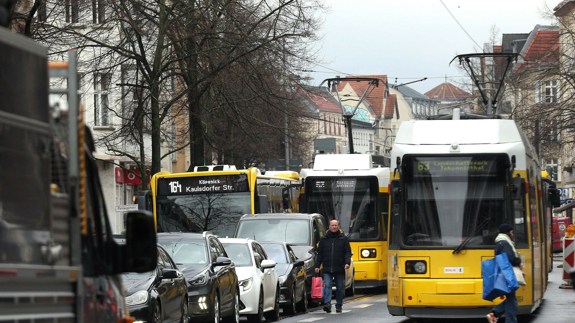Das Verkehrs-Chaos in der Bahnhofstraße in Köpenick ist der Horror für alle, die da durch müssen.
