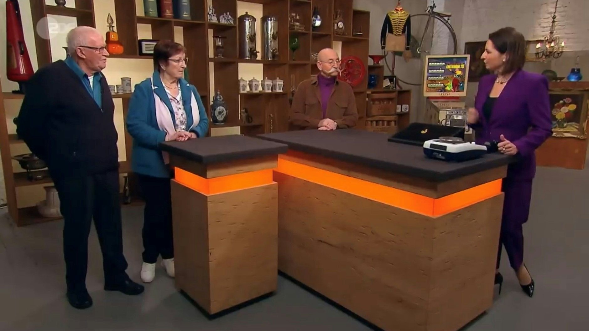 „Bares für Rares“-Expertin Wendela Horz erklärt begeistert den Anhänger.