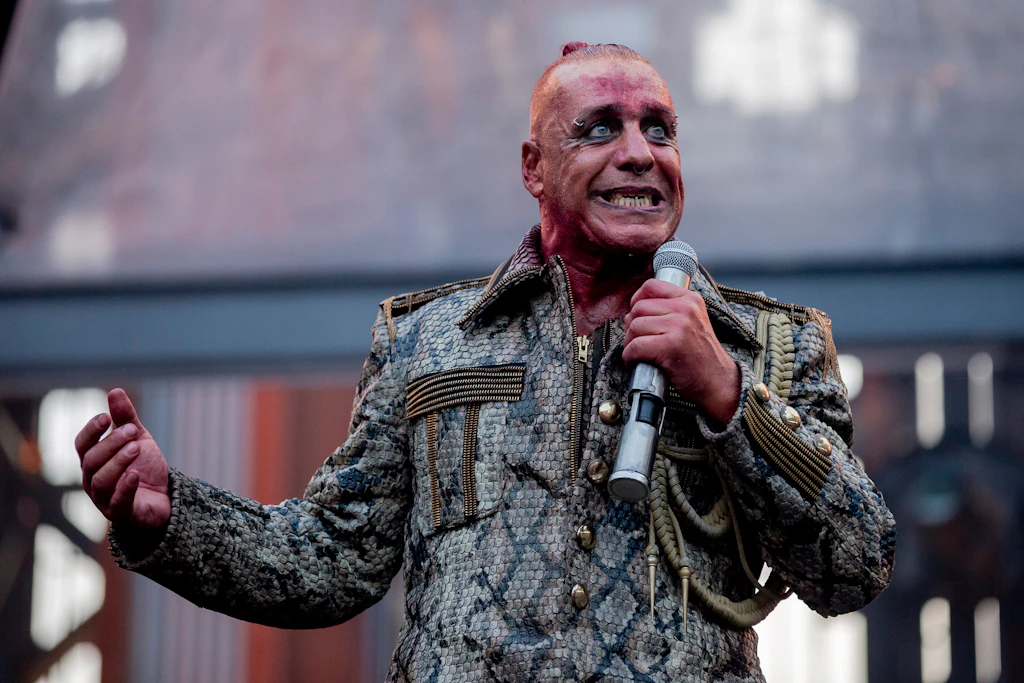 Video: Till Lindemann stürzt bei Rammstein-Konzert in Vilnius von der Bühne