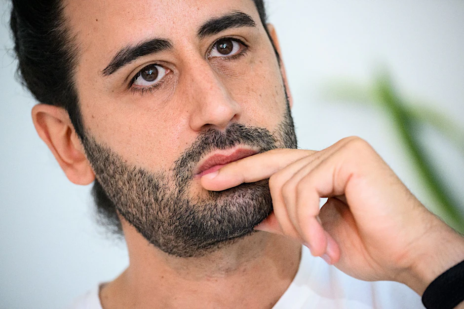 ARCHIV - Orkan Özdemir (SPD), Mitglied im Berliner Abgeordnetenhaus und Sprecher für Antirassismus und Integration der SPD-Fraktion, überlegt.  