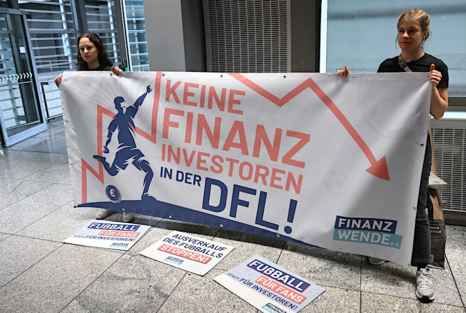 Der Verein Finanzwende protestiert gegen den Einstieg eines Investors im Profifußballt.  
