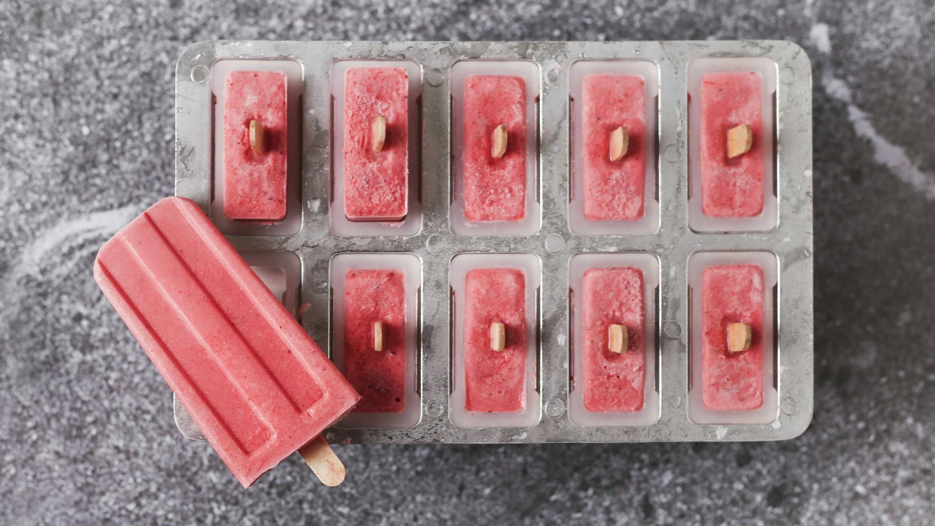 Erdbeereis am Stiel ist ein Genuss für Groß und Klein.