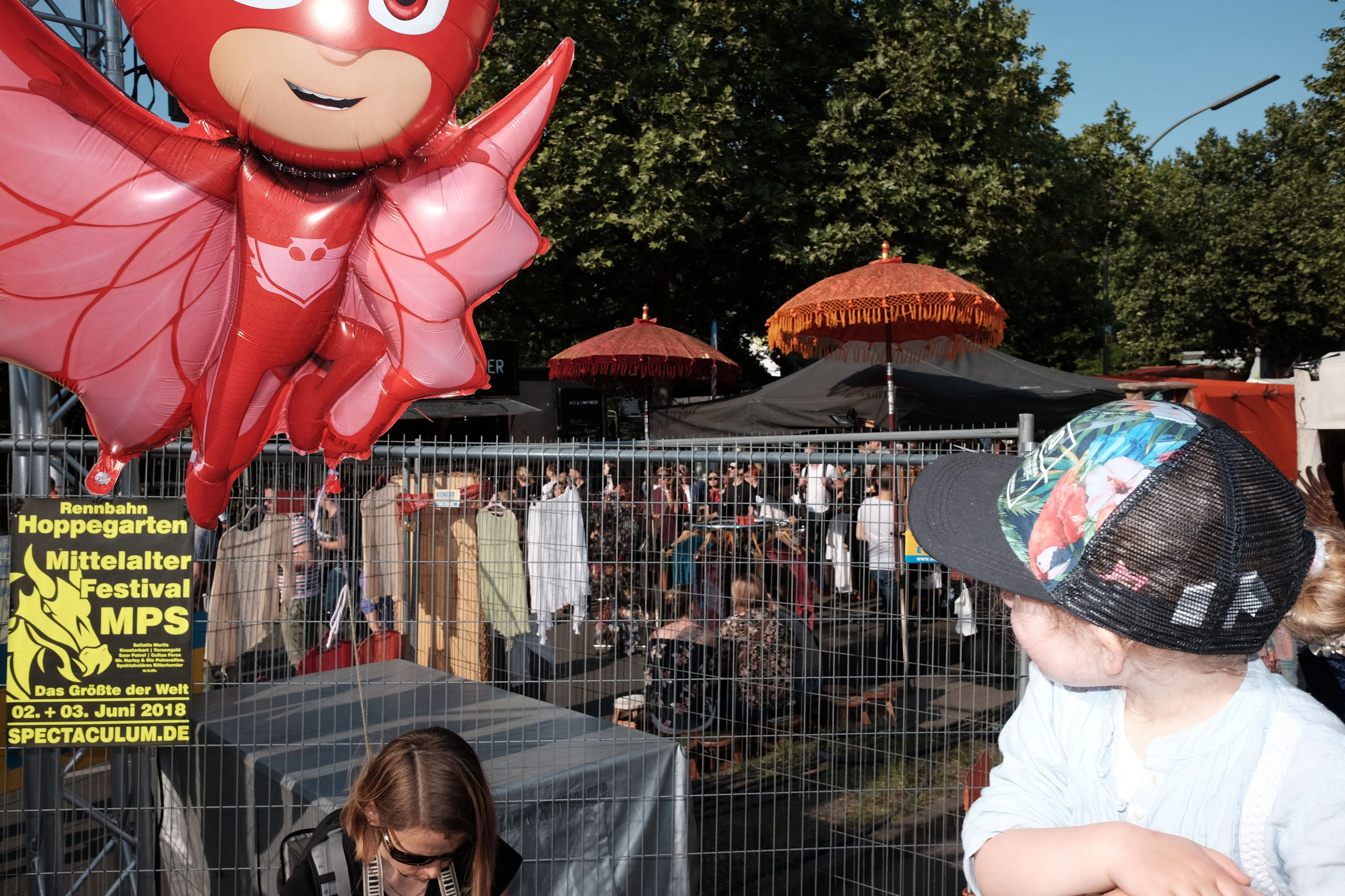 Der Karneval verleiht Flügel: Auch Kinder kommen in Kreuzberg stets auf ihre Kosten.