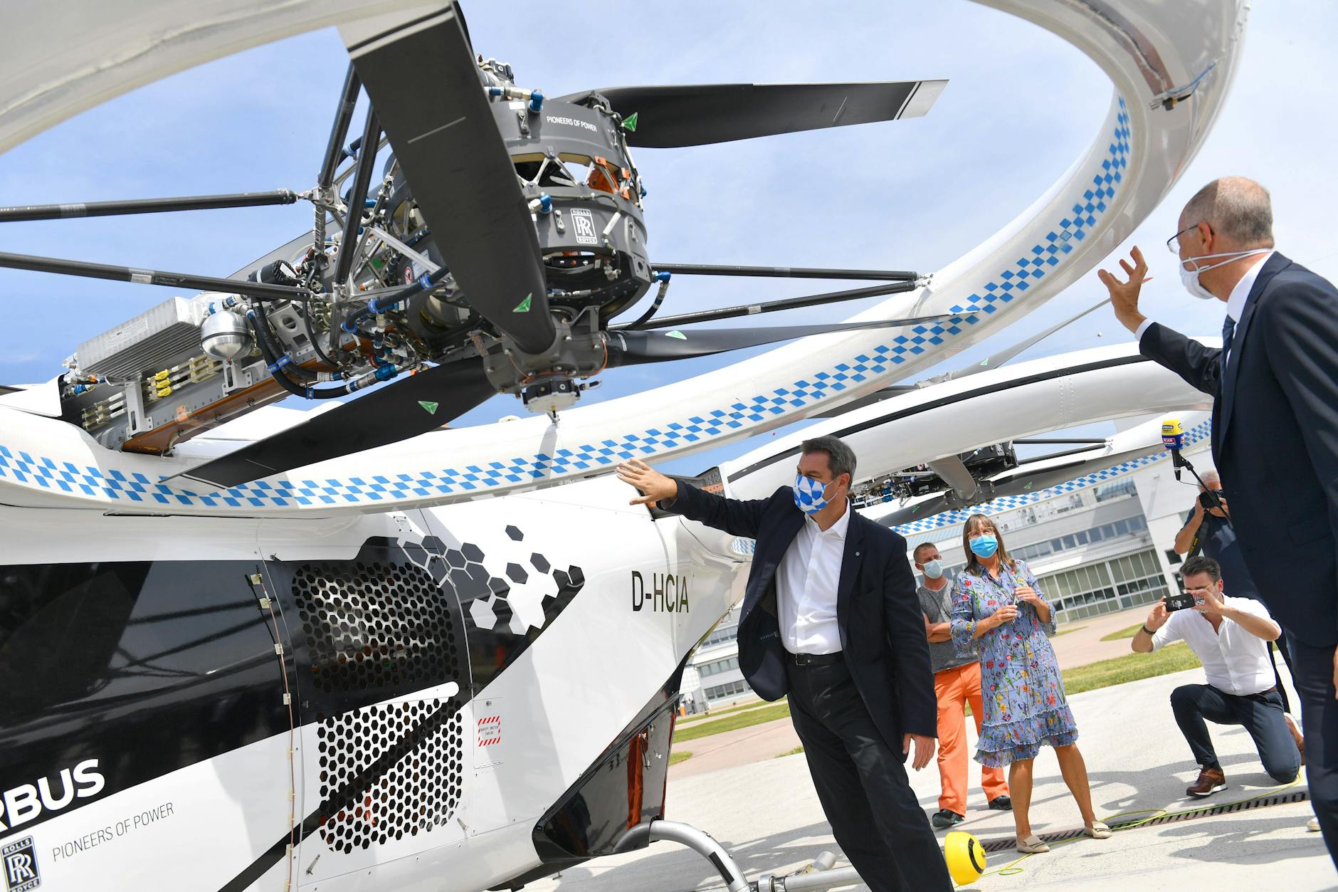 Bayerns Ministerpräsident Markus Söder (l.) inspiziert den Prototypen eines Airbus-Flugtaxis beim Besuch des Helikopterwerks des Konzerns in Donauwörth im Juli 2020.