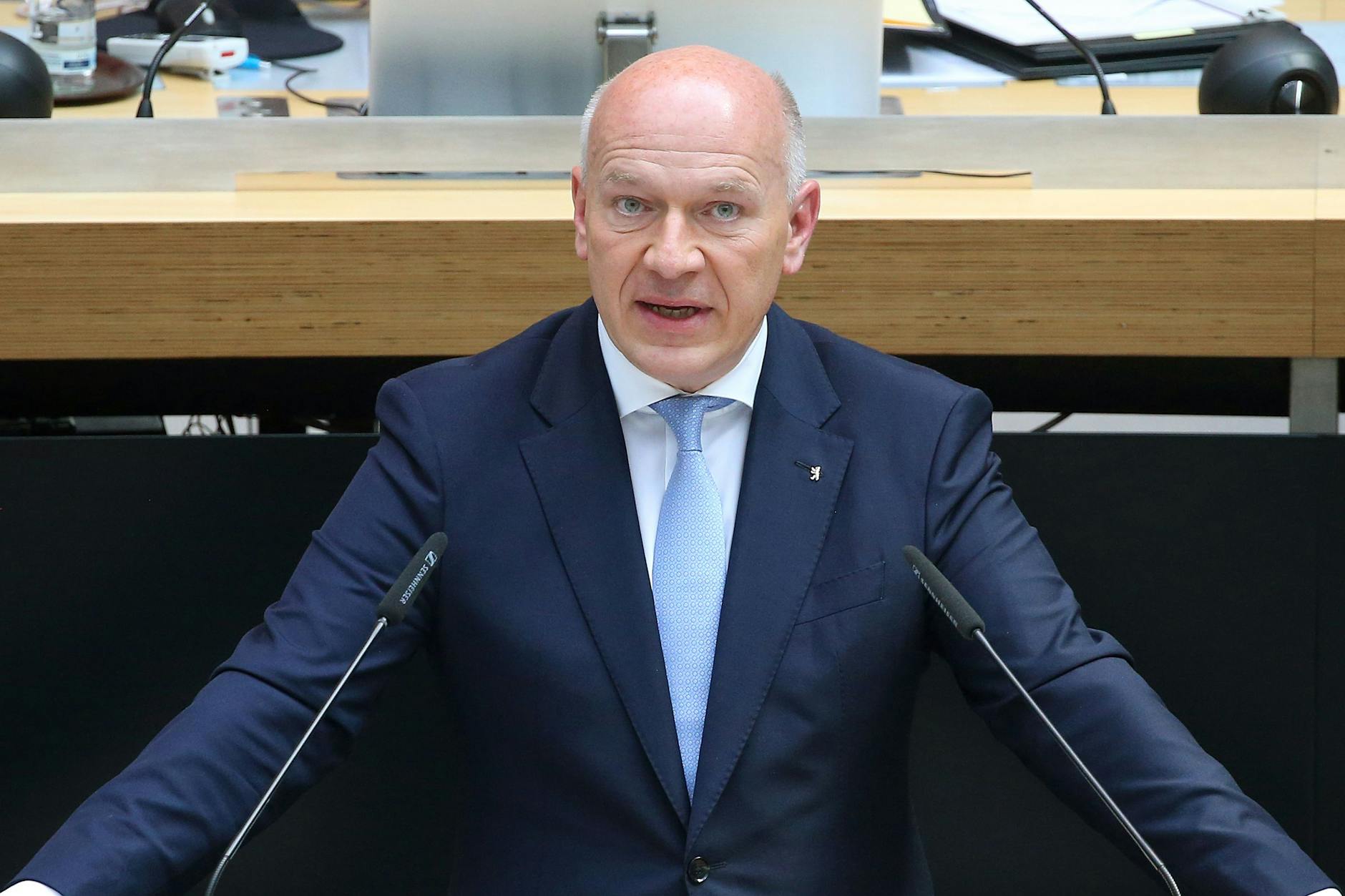 Kai Wegner (CDU), Regierender Bürgermeister in Berlin, spricht während der Plenarsitzung des Berliner Abgeordnetenhauses und gibt seine erste Regierungserklärung ab.