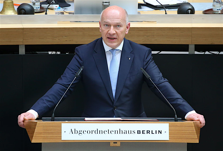 Kai Wegner (CDU), Regierender Bürgermeister in Berlin, spricht während der Plenarsitzung des Berliner Abgeordnetenhauses und gibt seine erste Regierungserklärung ab. 