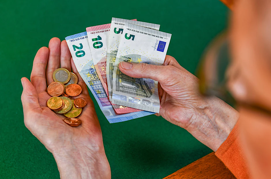Die Hälfte der Menschen in Deutschland hat laut einer Umfrage Angst vor der Altersarmut.