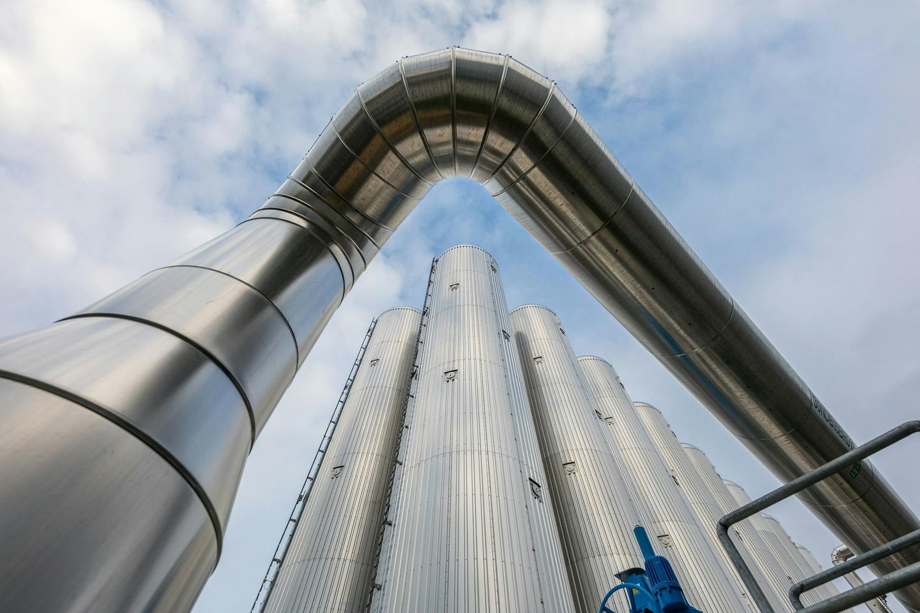 ARCHIV - Wärmespeicher mit einer Kapazität von insgesamt 300 Megawattstunden sowie ein Ausgleichsgefäß stehen auf dem Gelände des Heizkraftwerkes Cottbus.