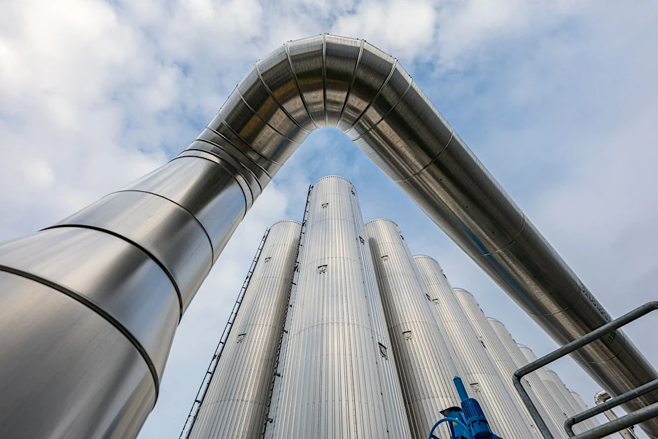 ARCHIV - Wärmespeicher mit einer Kapazität von insgesamt 300 Megawattstunden sowie ein Ausgleichsgefäß stehen auf dem Gelände des Heizkraftwerkes Cottbus.  