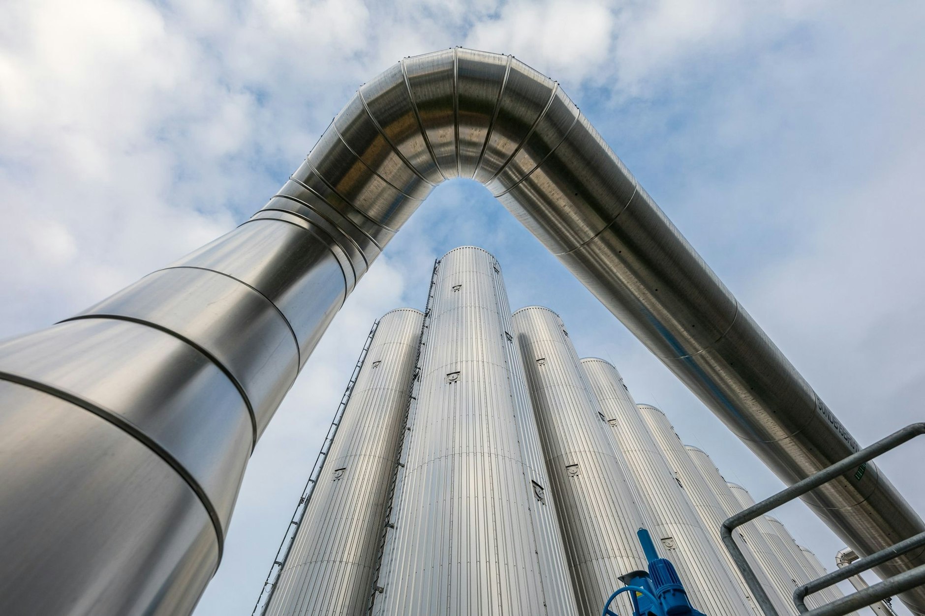 ARCHIV - Wärmespeicher mit einer Kapazität von insgesamt 300 Megawattstunden sowie ein Ausgleichsgefäß stehen auf dem Gelände des Heizkraftwerkes Cottbus.  