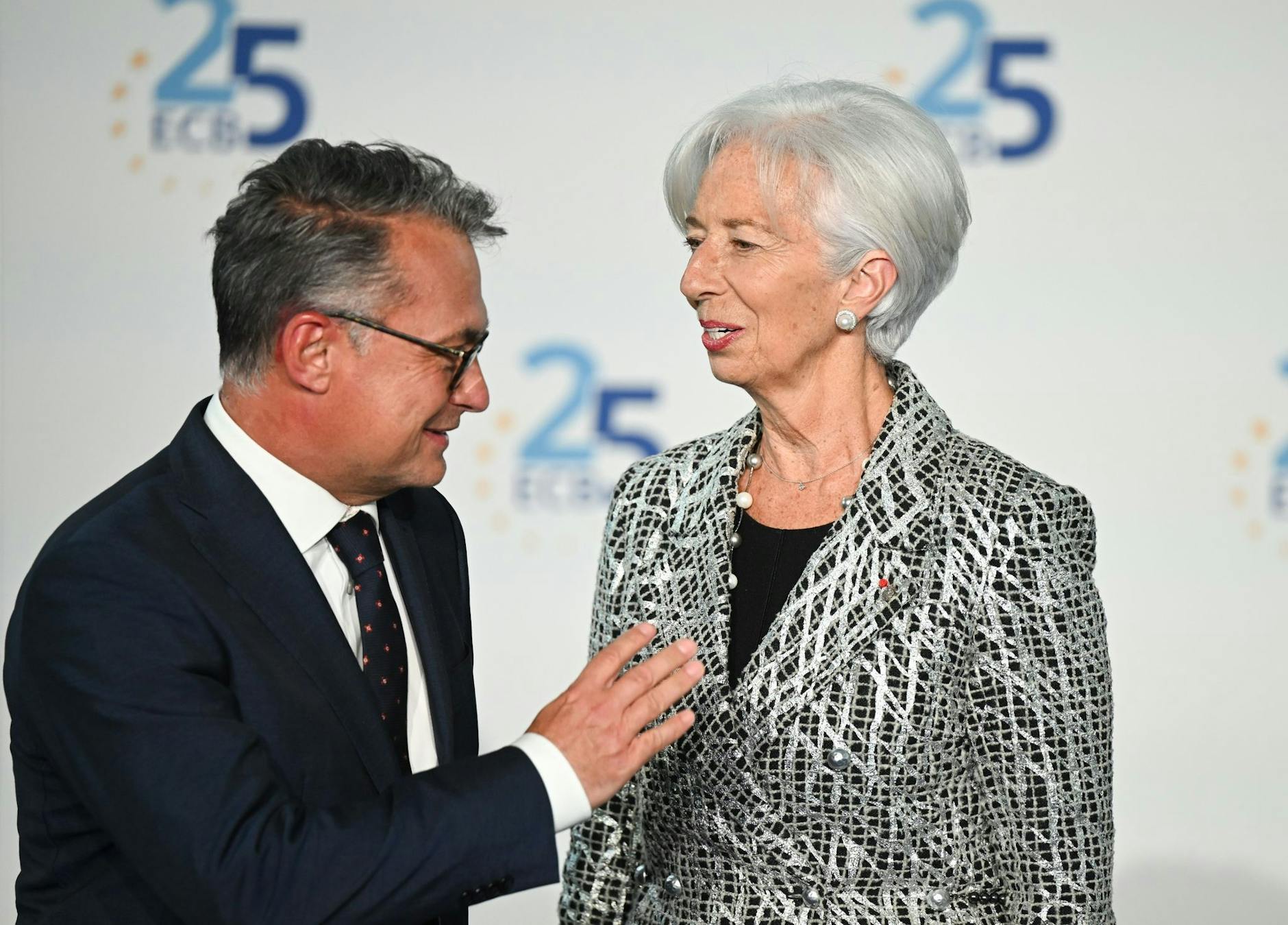 Christine Lagarde, Präsidentin der Europäischen Zentralbank (EZB), begrüßt beim Festakt anlässlich des 25-jährigen Bestehens der Europäischen Zentralbank Joachim Nagel, Präsident der Deutschen Bundesbank.