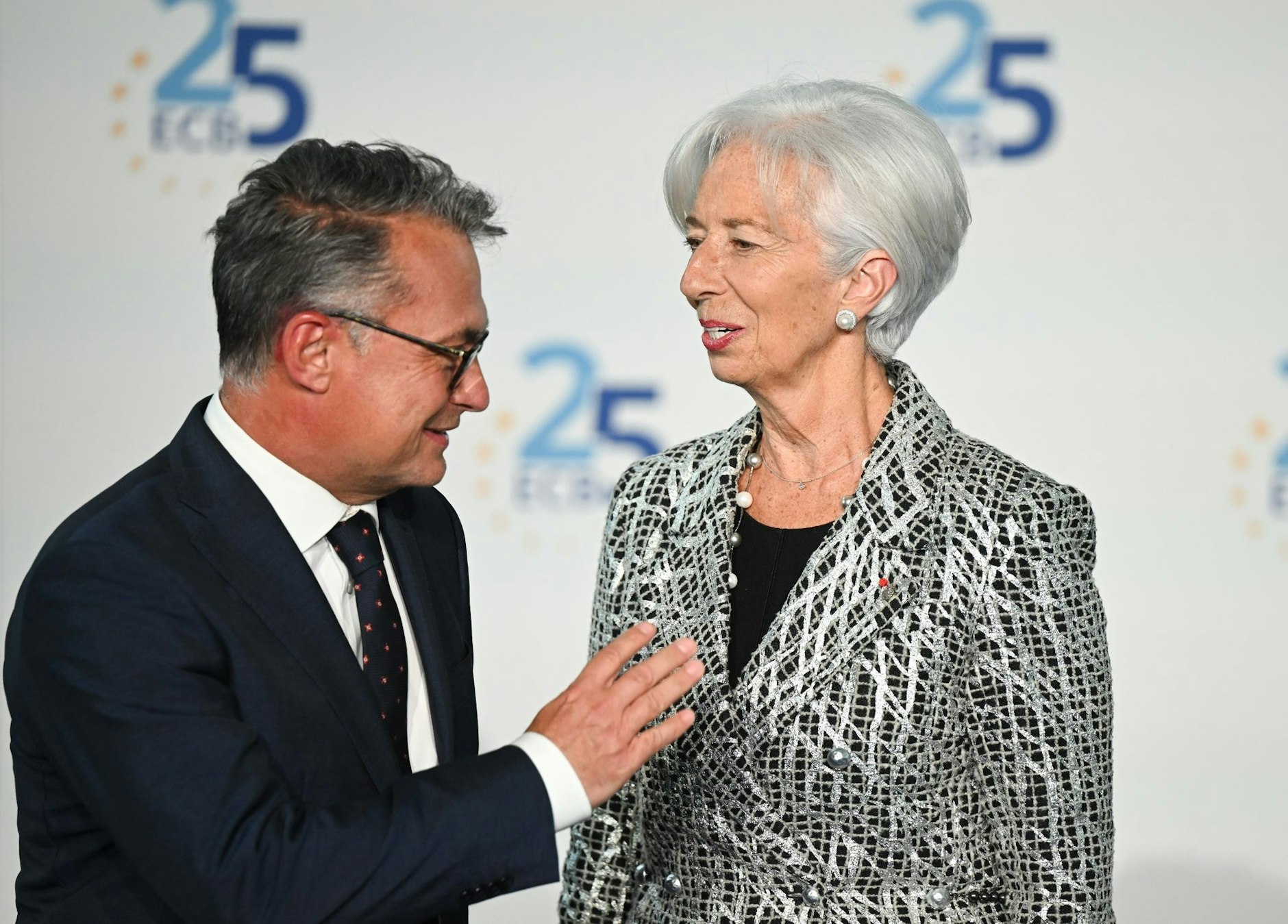 Christine Lagarde, Präsidentin der Europäischen Zentralbank (EZB), begrüßt beim Festakt anlässlich des 25-jährigen Bestehens der Europäischen Zentralbank Joachim Nagel, Präsident der Deutschen Bundesbank.  