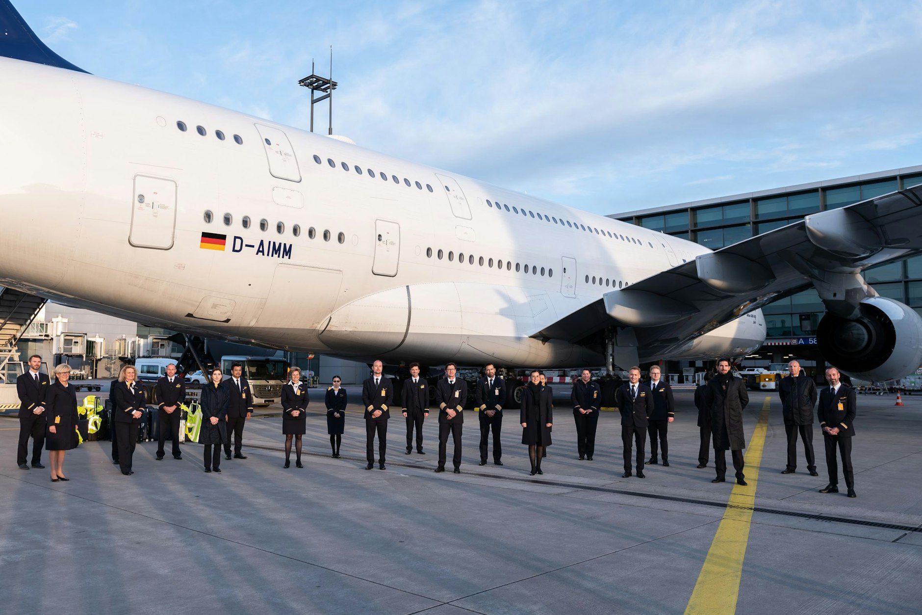Im März 2020 landete zum letzten Mal ein Lufthansa-A380 in Frankfurt. Das Foto mit der gesamten Mannschaft macht klar, wie gewaltig groß dieses Flugzeug ist.