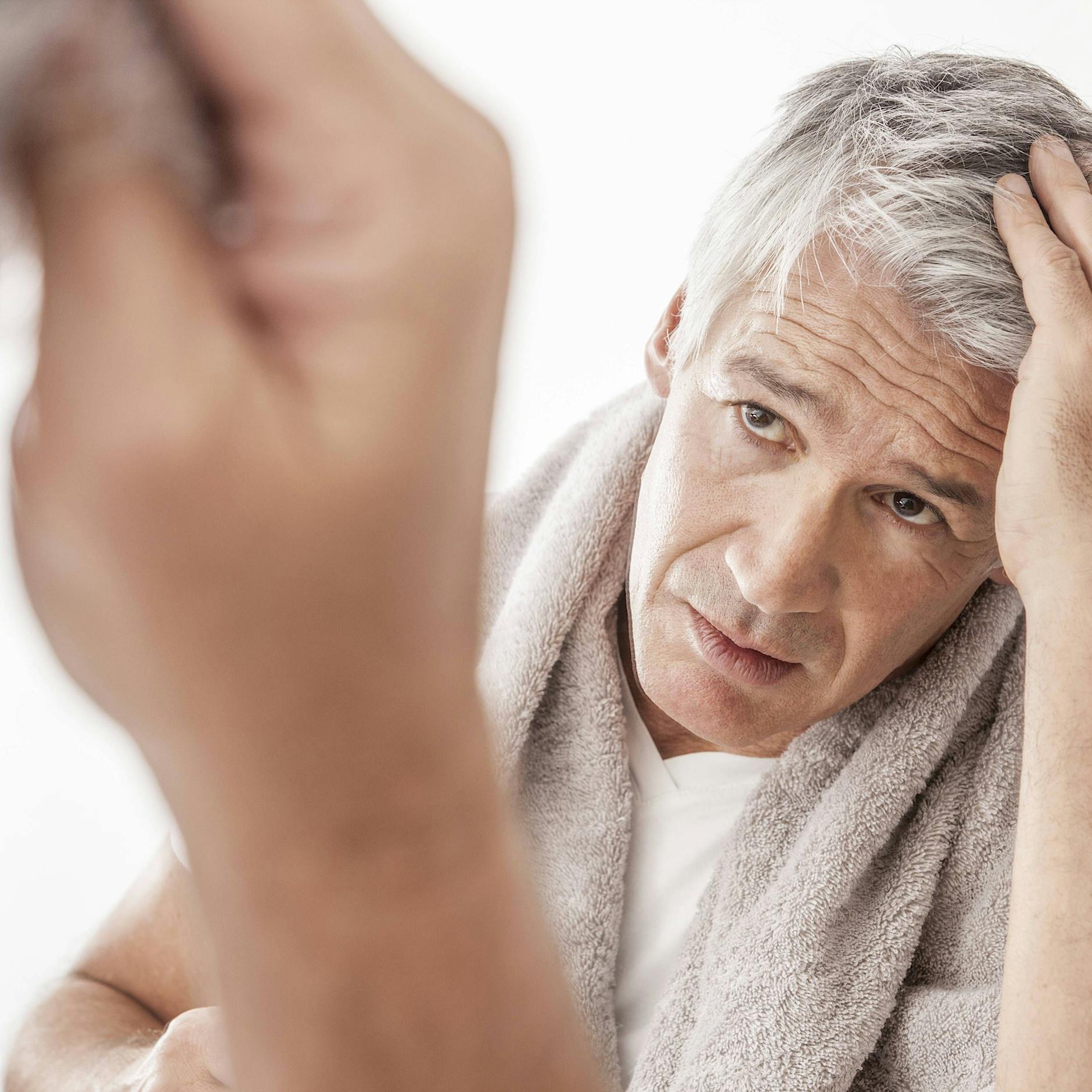 Entspannung wirkt Wunder: Ergraute Haare können ihre alte Farbe zurückgewinnen