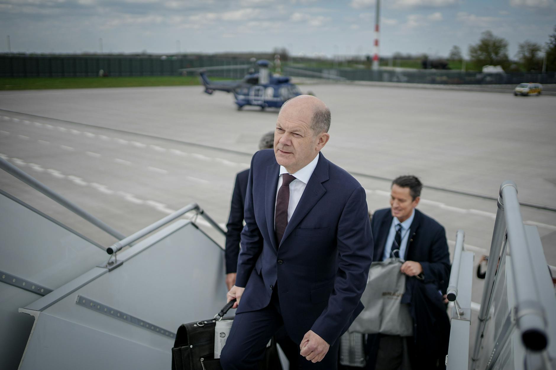 Bundeskanzler Olaf Scholz (SPD) steigt in den Regierungsflieger.