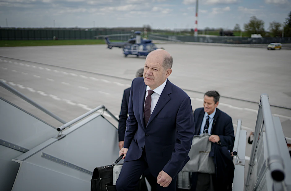 Bundeskanzler Olaf Scholz (SPD) steigt in den Regierungsflieger.
