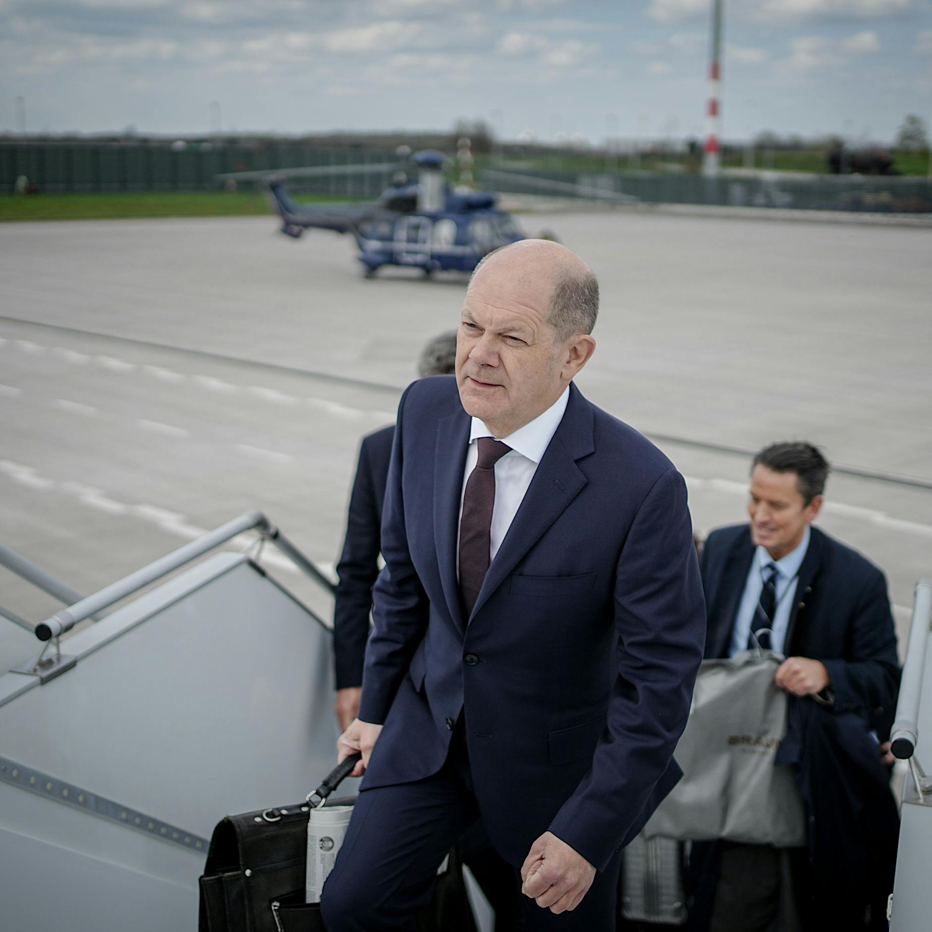 Sicherheitslücke: Mann stürmt am Frankfurter Flughafen auf Kanzler Scholz zu