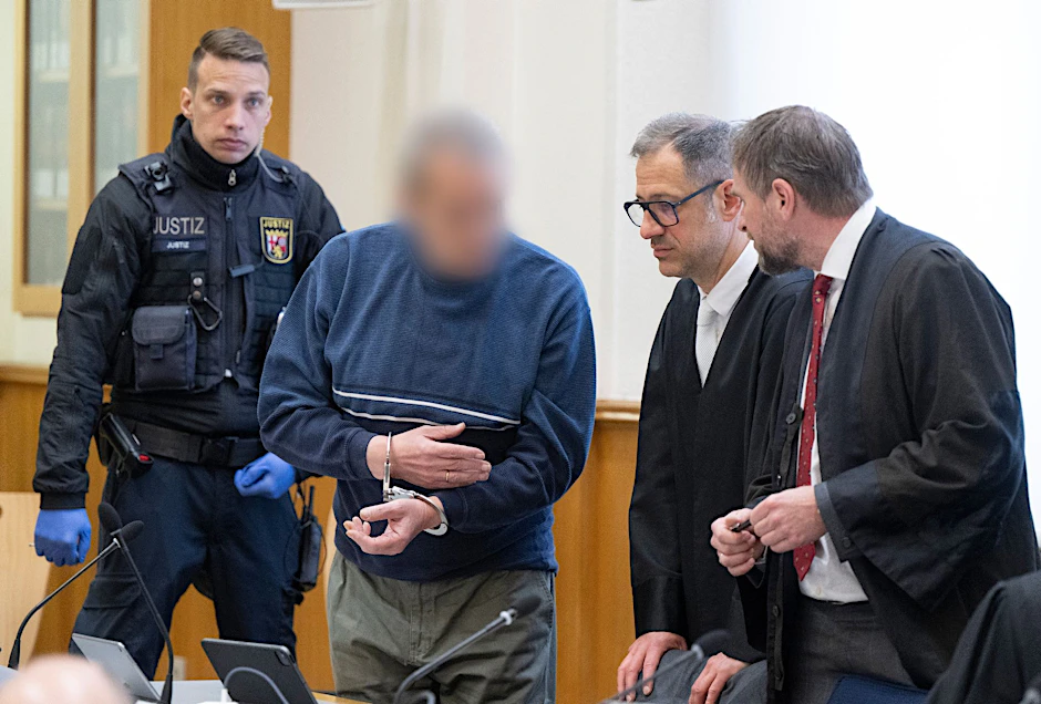 Zum Prozessauftakt wird ein mutmaßliches Mitglied der Terrorgruppe "Vereinte Patrioten" in den Verhandlungssaal gebracht und unterhält sich mit seinen Verteidigern.  