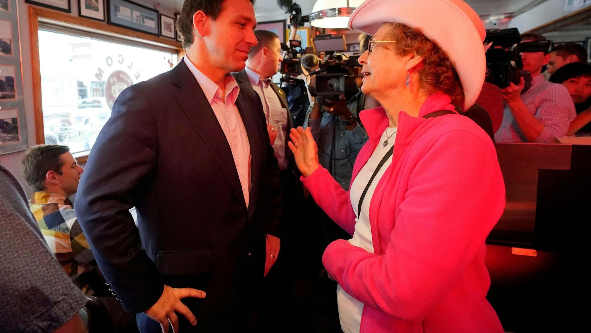 Ron DeSantis ist schon länger auf Werbetour und trifft wie hier in New Hampshire auf Anhänger.