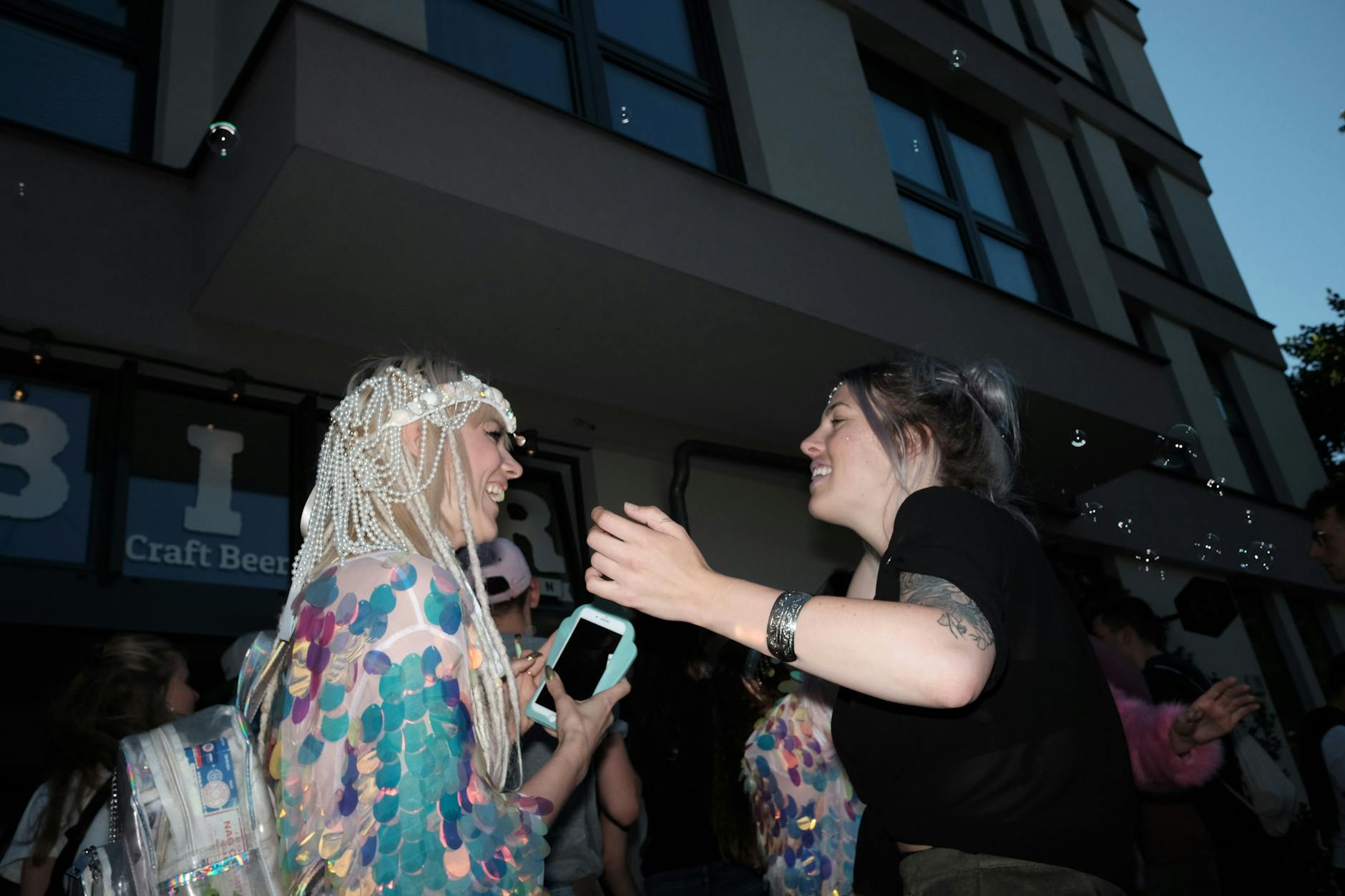 Alle so schön bunt hier: Zwei Besucherinnen freuen sich über das Straßenfest.