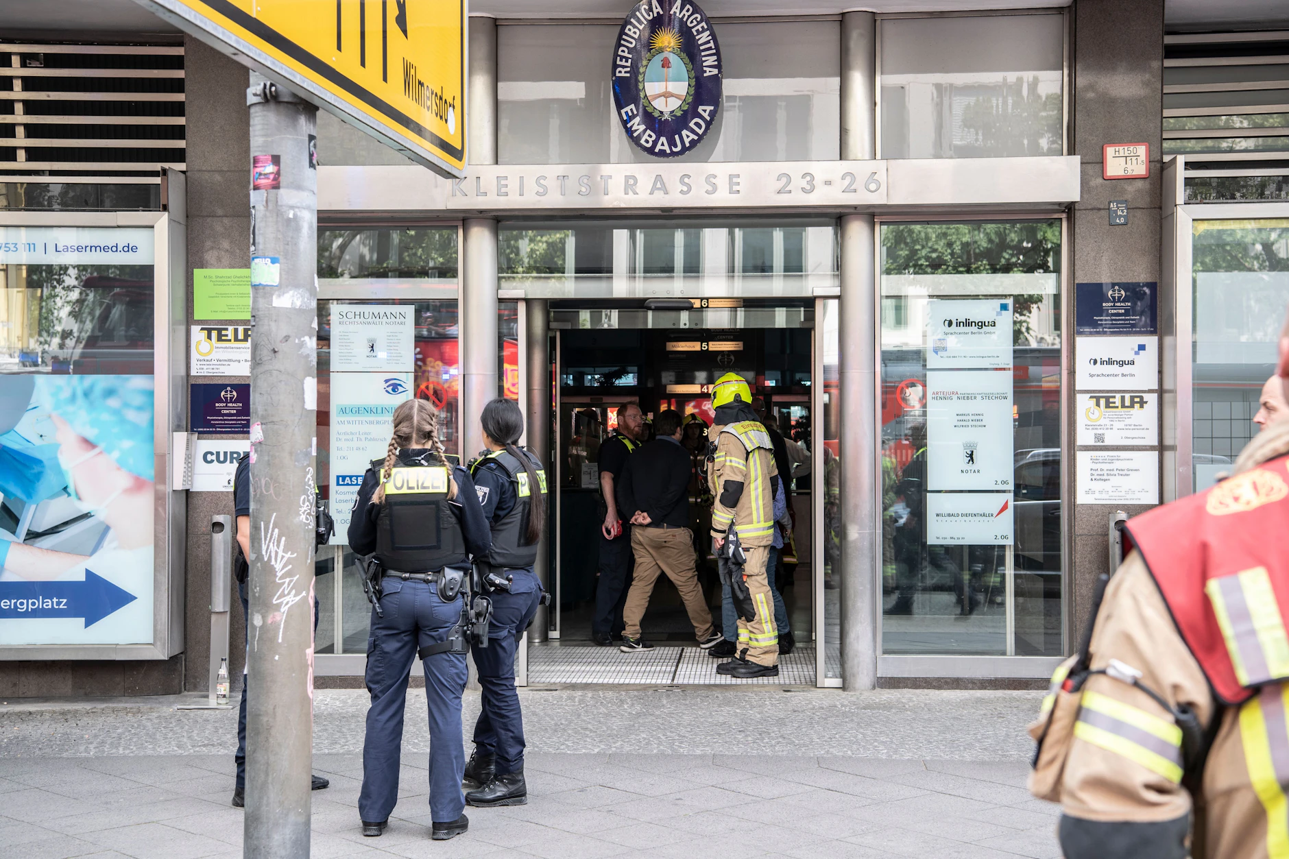 Einsatzkräfte der Feuerwehr und Polizei stehen in einem Hauseingang an der Kleiststraße. In dem mehrgeschossigen Gebäude kam es zu einem tödlichen Unfall mit einem Paternoster.&nbsp;&nbsp;
