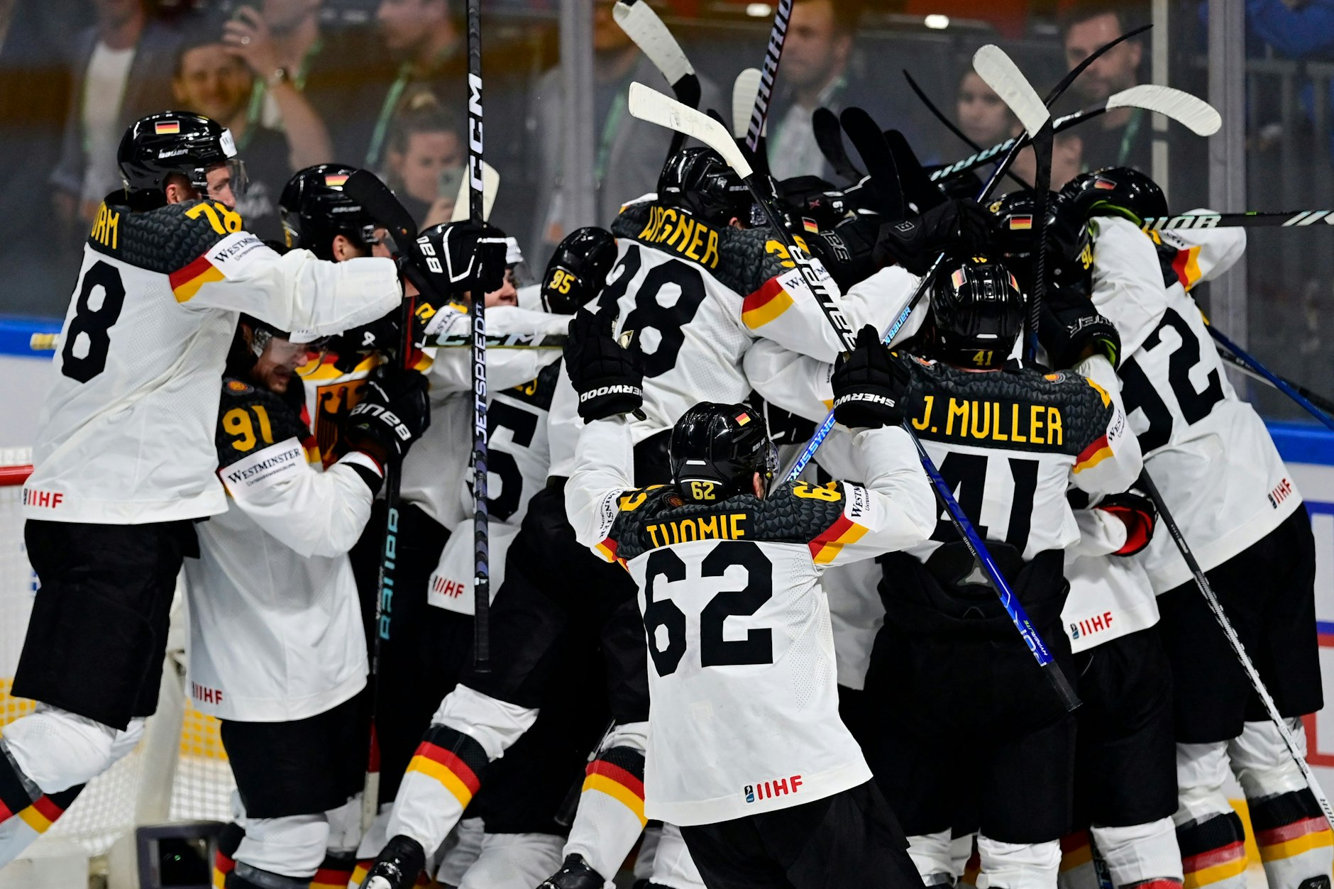 Halbfinale: Die deutschen Cracks feiern den Sieg über die Schweiz.