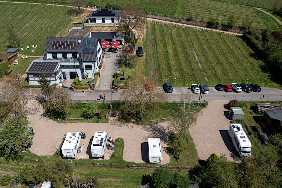 ARCHIV - Wohnmobilstellplätze auf dem Gelände eines Weinguts im Rheingau.  