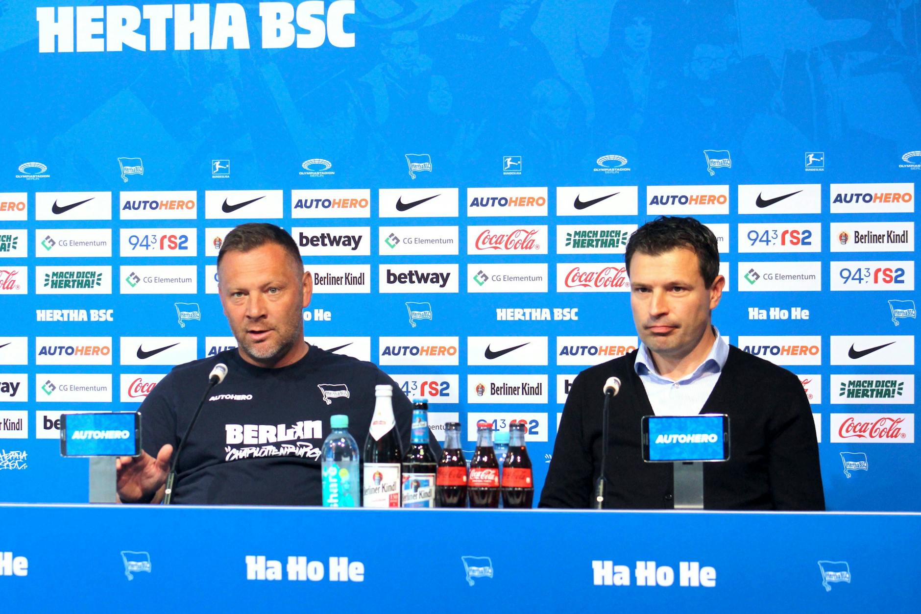 Herthas Trainer Pal Dardai und Sportdirektor Benjamin Weber bei der Pressekonferenz.
