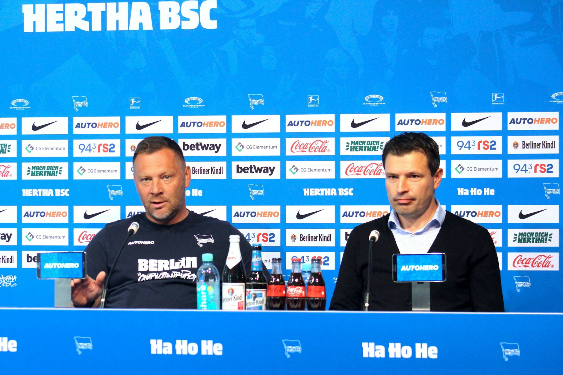 Herthas Trainer Pal Dardai und Sportdirektor Benjamin Weber bei der Pressekonferenz.