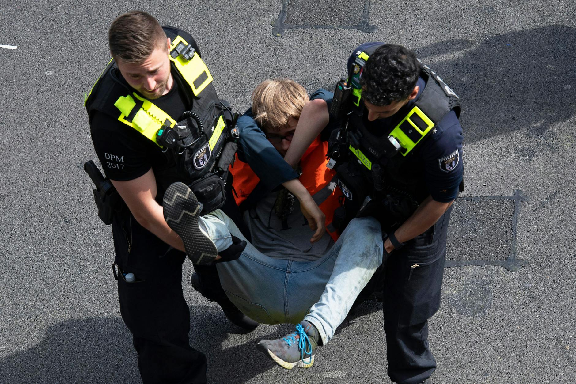 Polizeieinsatz gegen Mitglieder der Letzten Generation. Inzwischen läuft die Debatte, wie hart durchgegriffen werden soll.