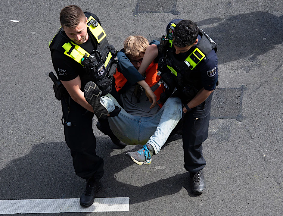 Polizeieinsatz gegen Mitglieder der Letzten Generation. Inzwischen läuft die Debatte, wie hart durchgegriffen werden soll.