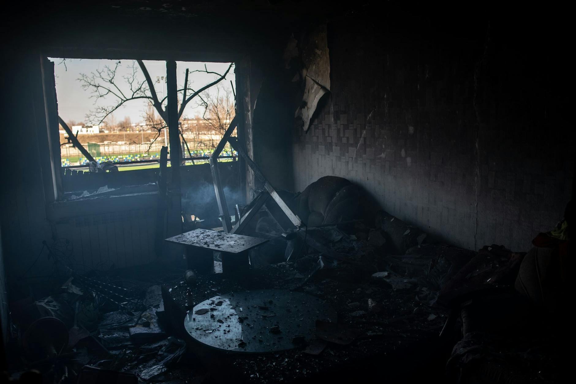 Blick in den Innenraum einer Wohnung in Kiew, die von einem russischen Luftangriff getroffen wurde. 