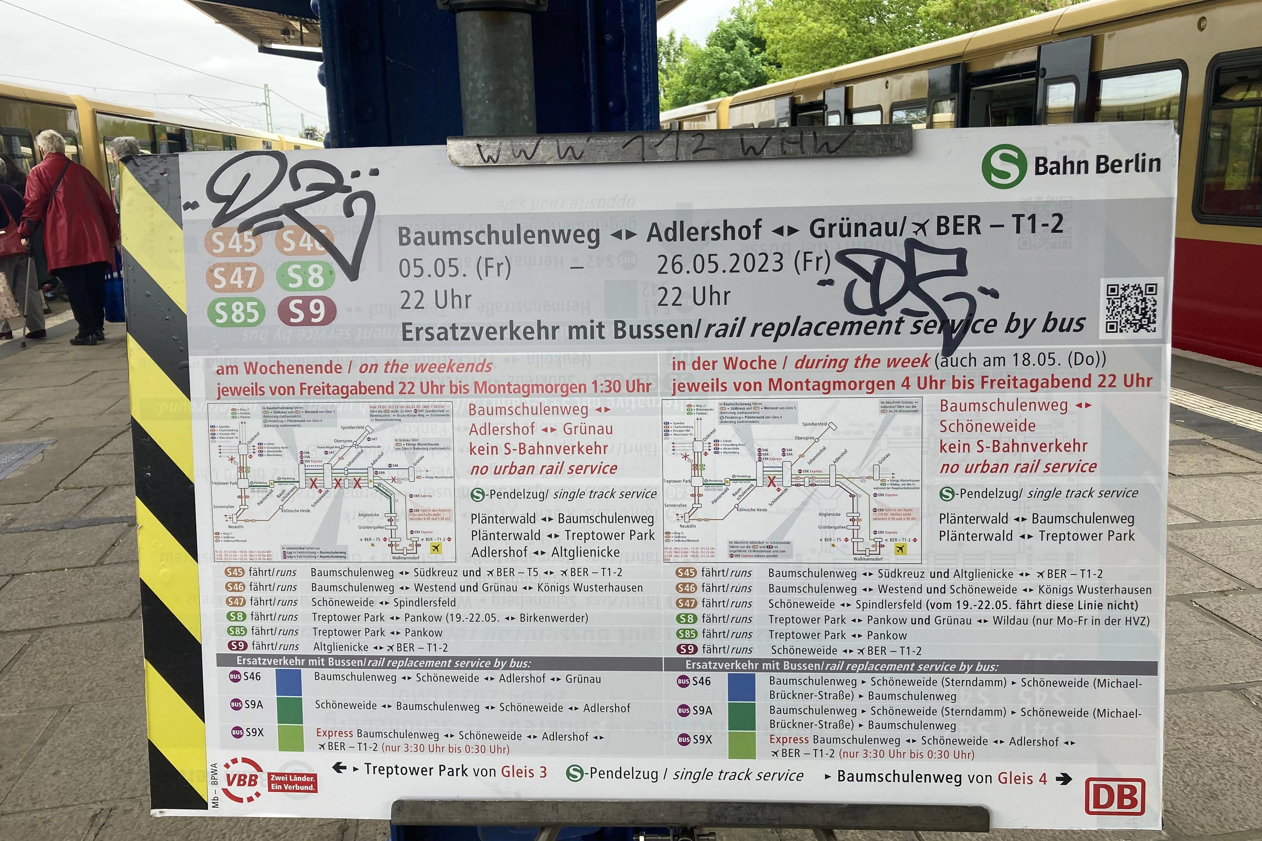 Ein Hinweisschild auf dem S-Bahnhof Plänterwald.