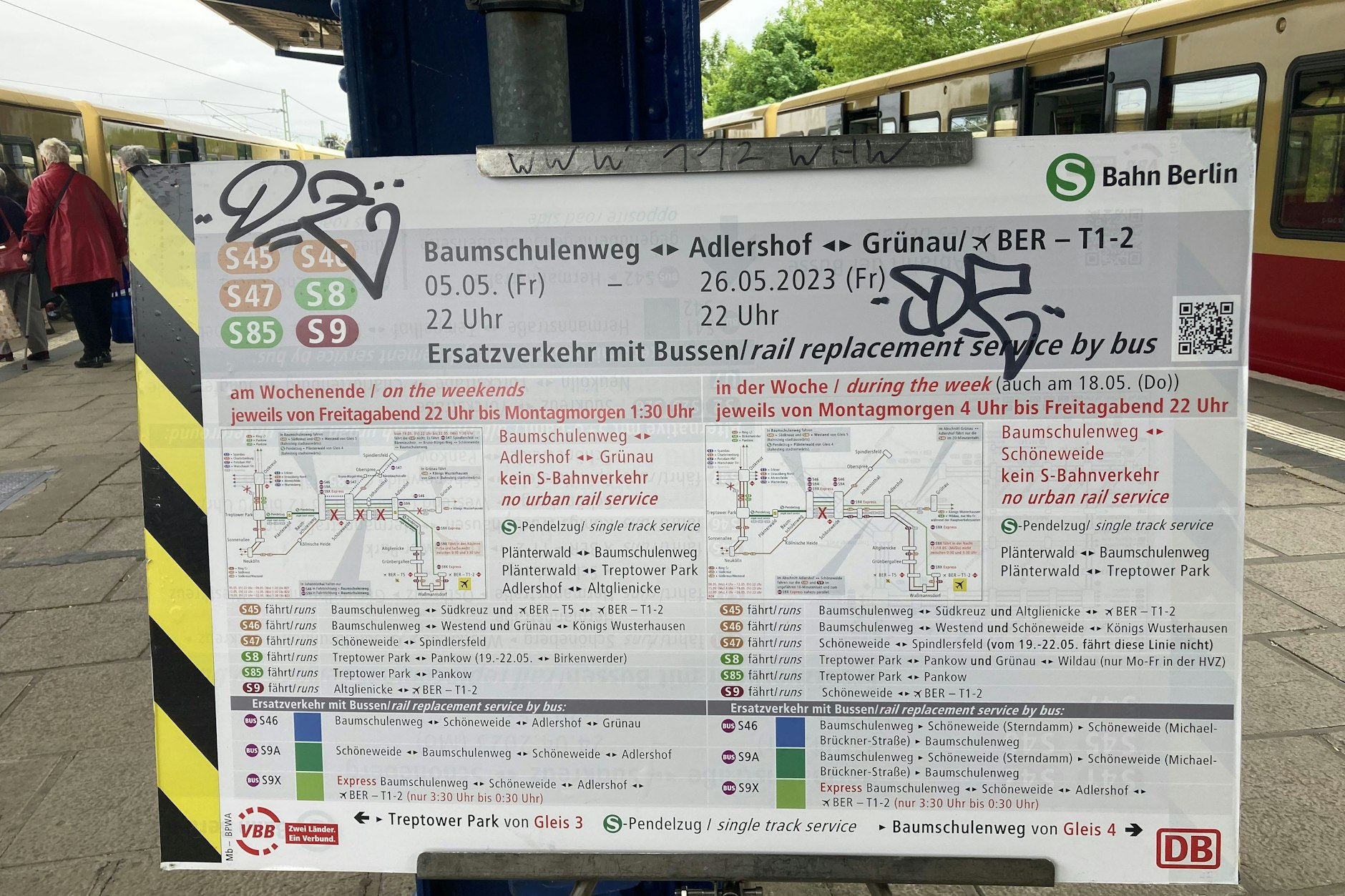 Ein Hinweisschild auf dem S-Bahnhof Plänterwald.