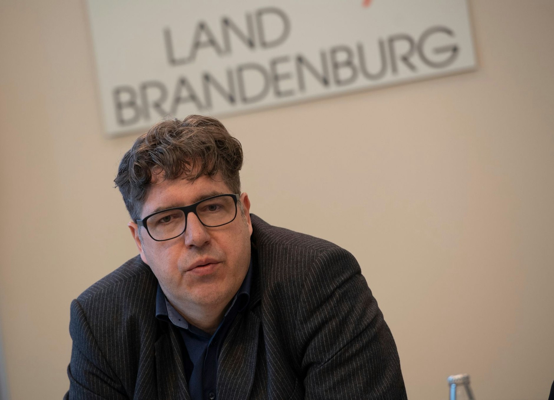 ARCHIV - Der Parlamentarische Wirtschaftsstaatssekretär Michael Kellner (Grüne).  