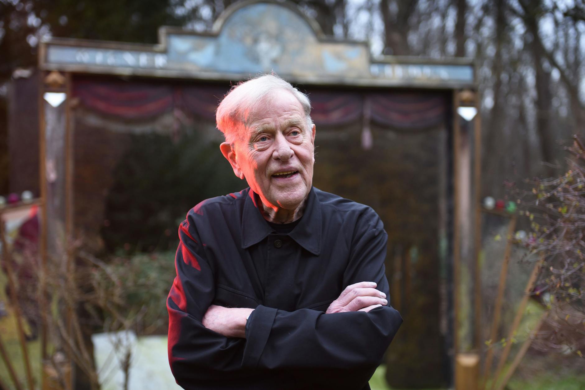 Claus Peymann im Garten der von ihm bewohnten Villa in Köpenick