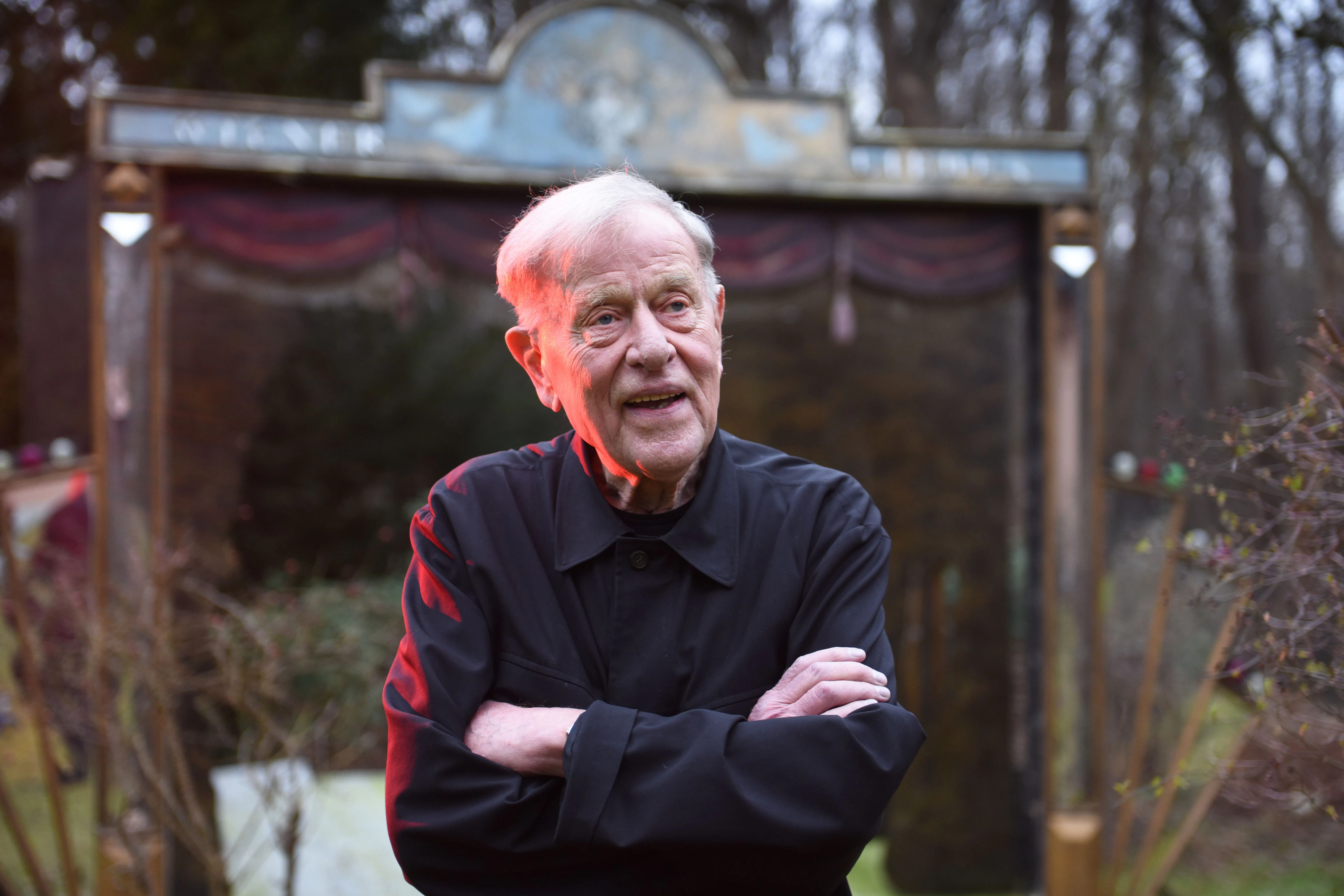 Claus Peymann im Garten der von ihm bewohnten Villa in Köpenick