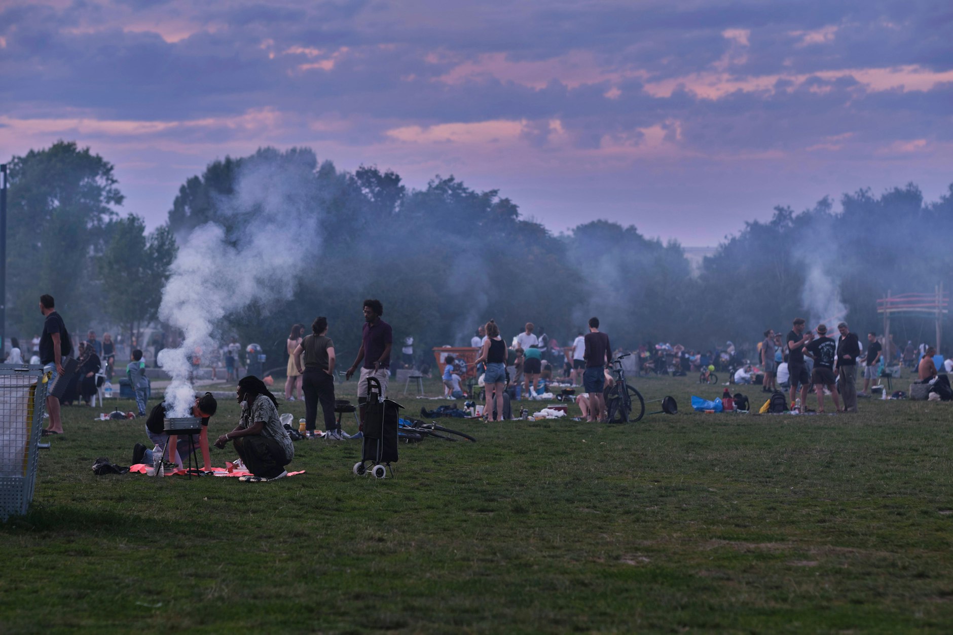 Dichter Rauch, brutzelnde Würstchen, ein lauer Sommerabend: Grillfans im Mauerpark.
